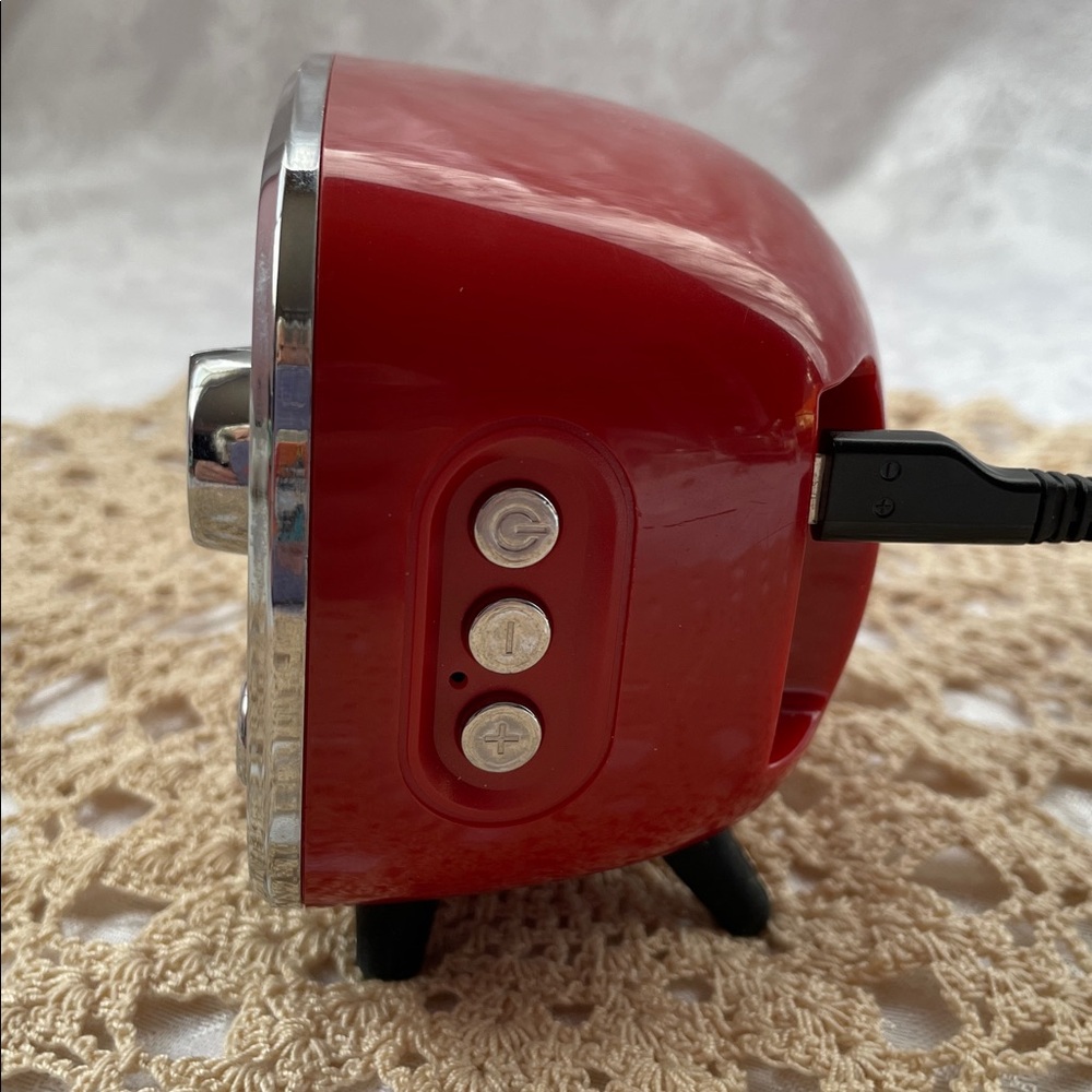 Crosley retro mid-century modern design  Cherry Red Vintage-Style Bluetooth. - Picture 3 of 5